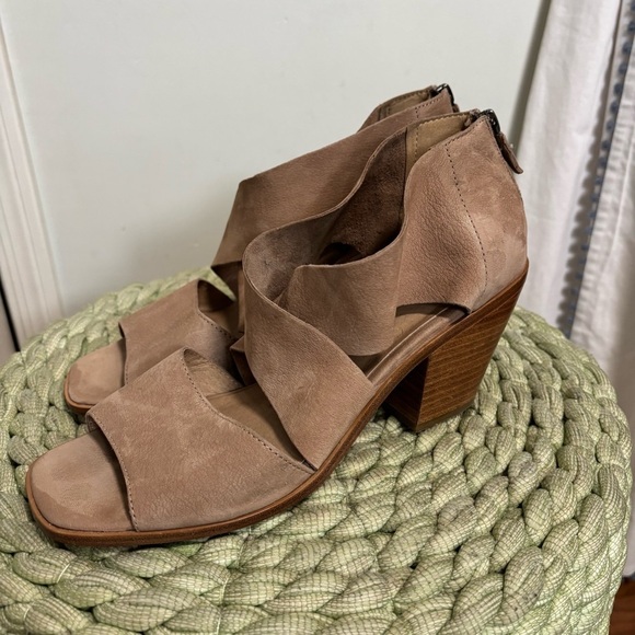Eileen Fisher Ann Tan Nubuck Soft Crisscross Strap Block Heel Sandals - Picture 4 of 10